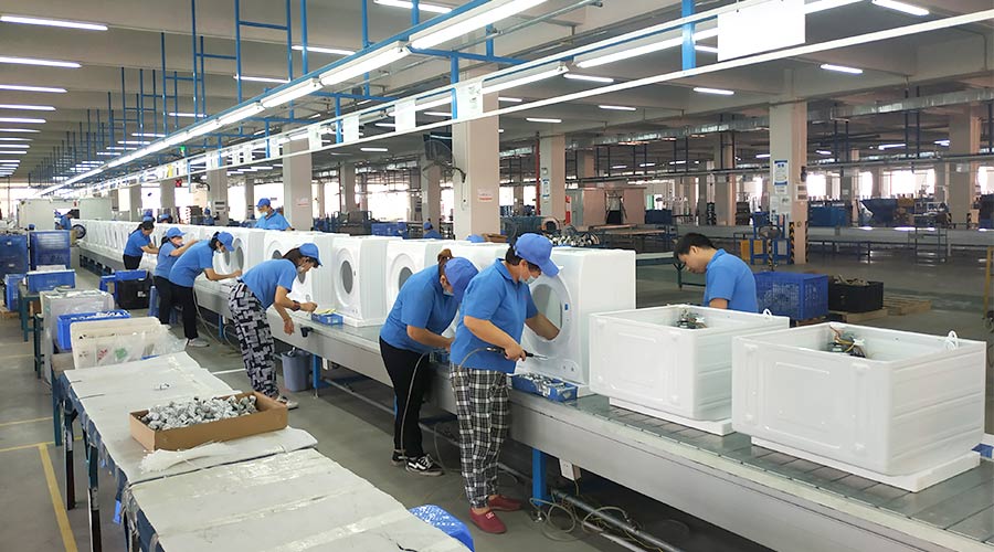 高效率！員工們忙碌地開展巴西客戶的衣物烘干機生產(chǎn)工作